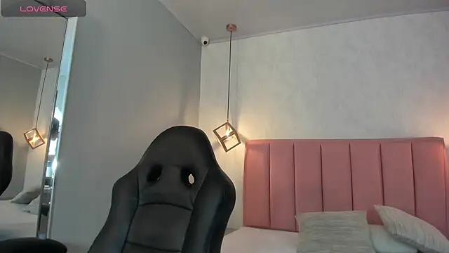 SUNNYCYRUS online show from October 23, 2025, 12:26 pm