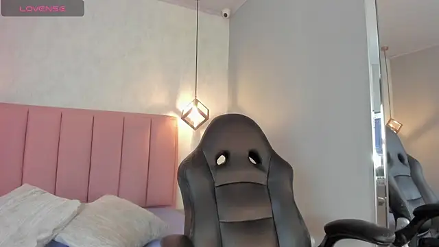 SUNNYCYRUS online show from October 21, 2025, 12:48 pm