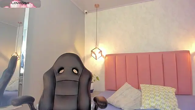 SUNNYCYRUS online show from November 6, 2025, 12:31 pm