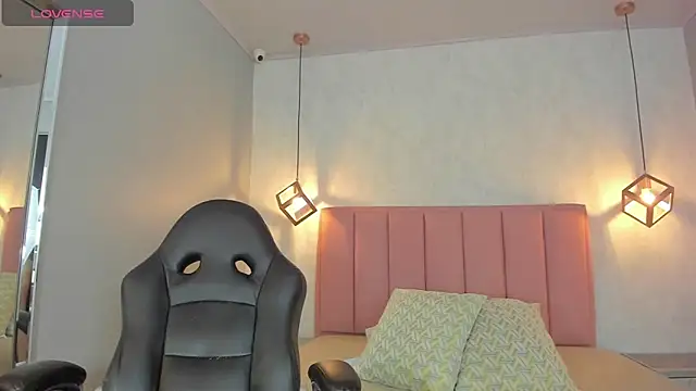 SUNNYCYRUS online show from March 6, 2026, 1:06 pm