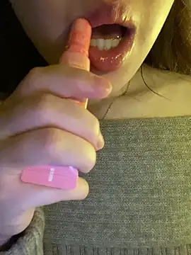 minmin2kk5 online show from February 5, 2026, 3:19 pm