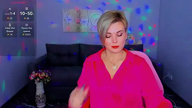 Julia Wilsone online show from December 5, 2025, 12:59 pm