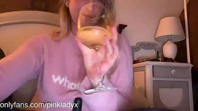 Pinkyladyxxx online show from January 22, 2025, 2:04 am