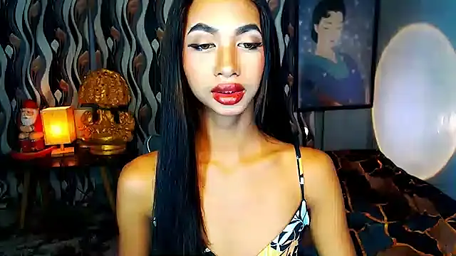 PrettyLatiina online show from December 12, 2024, 5:37 pm
