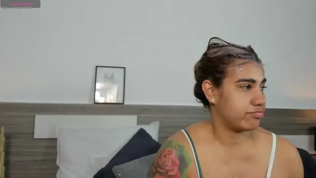 SaraaJhonsonn online show from April 16, 2026, 3:24 pm