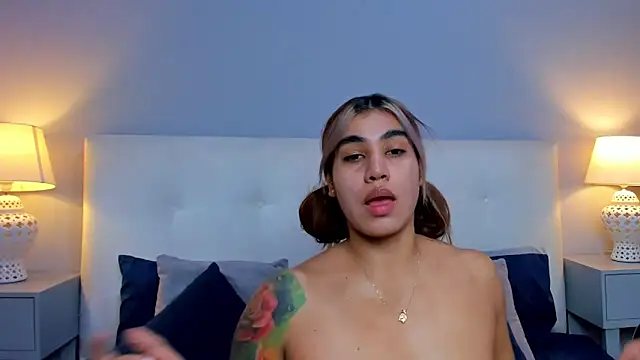 SaraaJhonsonn online show from November 18, 2025, 3:48 pm