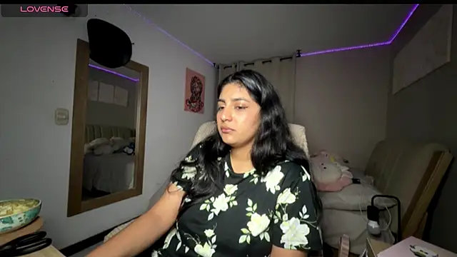 cloe small online show from October 6, 2025, 3:40 am