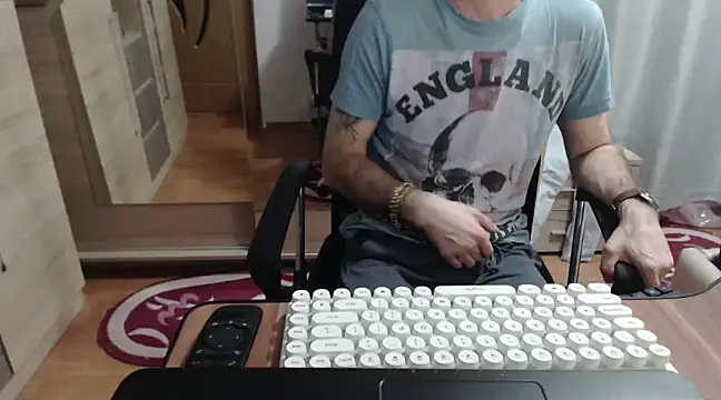 uncutguy01 online show from March 5, 2025, 9:04 pm