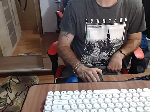uncutguy01 online show from September 17, 2025, 4:03 am