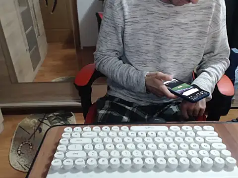 uncutguy01 online show from October 5, 2025, 4:47 am