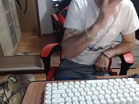 uncutguy01 online show from September 20, 2025, 4:50 am