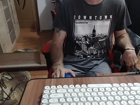 uncutguy01 online show from September 19, 2025, 4:16 am