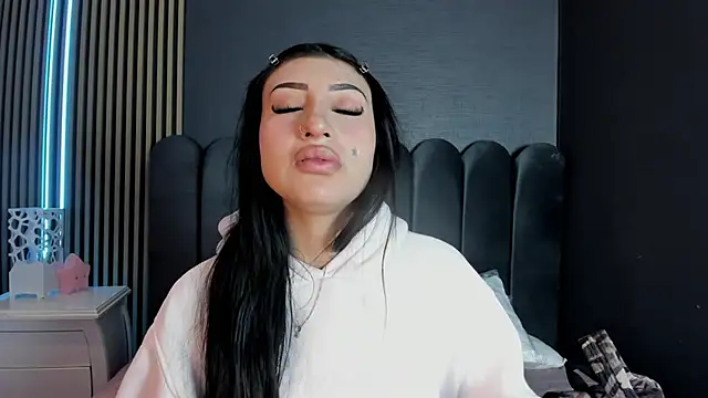 Nicolette ks  online show from April 16, 2026, 4:46 am