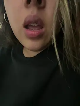 Snapshot of LinaBrowm chatting on January 15, 2026, 4:10 pm LinaBrowm online show from January 15, 2026, 4:10 pm