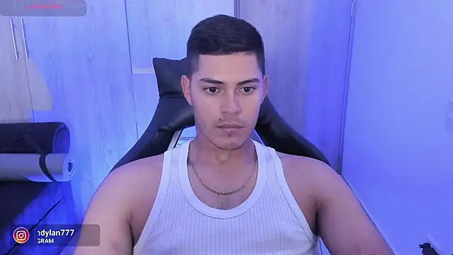 Snapshot of Iamdylan777 chatting on February 18, 2025, 1:43 am Iamdylan777 online show from February 18, 2025, 1:43 am