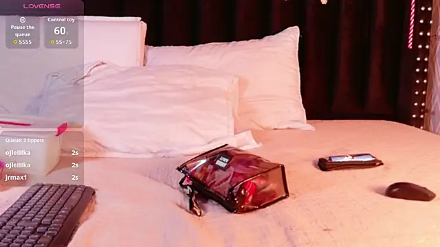 littleebluee online show from December 17, 2025, 2:49 am