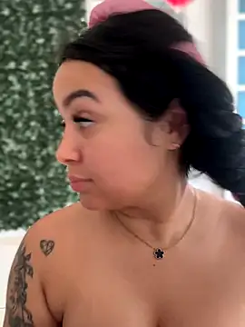 Pretty Isadora online show from November 20, 2025, 5:13 pm