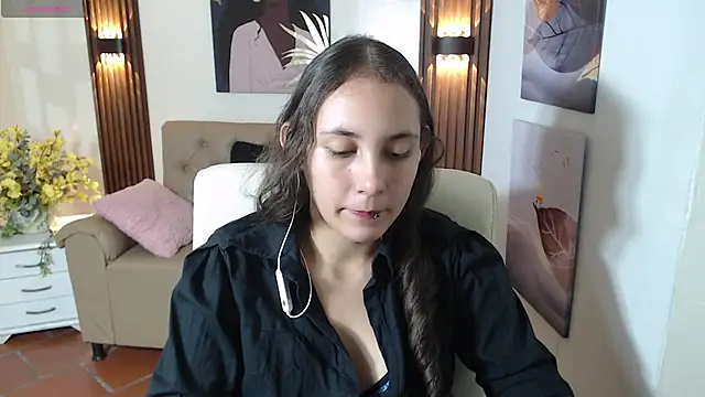 xlunna online show from October 25, 2025, 7:36 pm