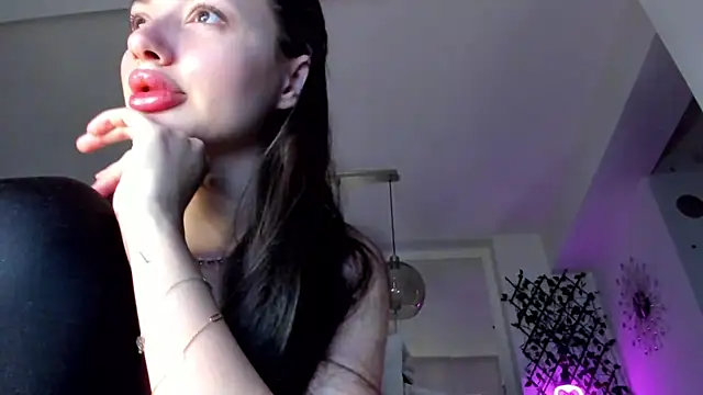 IreneVON online show from February 19, 2025, 3:38 pm