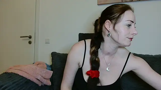 Snapshot of Jasmin-White chatting on February 7, 2026, 3:31 pm Jasmin-White online show from February 7, 2026, 3:31 pm