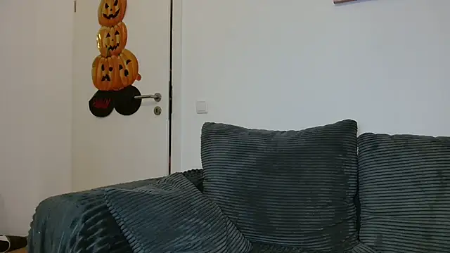 Snapshot of Jasmin-White chatting on November 14, 2025, 5:27 pm Jasmin-White online show from November 14, 2025, 5:27 pm