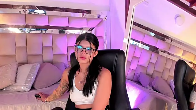 Dapnne  online show from September 11, 2025, 12:49 pm