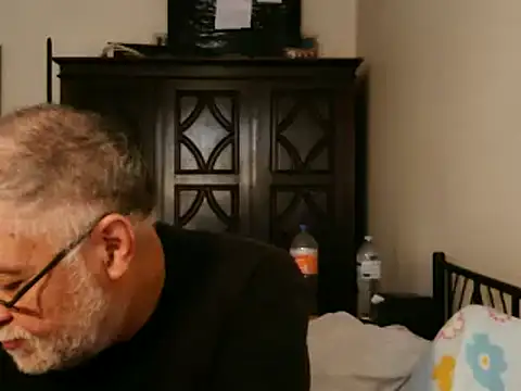 Snapshot of 100Tauros chatting on October 17, 2025, 12:18 pm 100Tauros online show from October 17, 2025, 12:18 pm