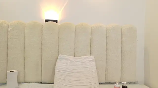 Juliabadlee online show from November 20, 2025, 8:31 pm