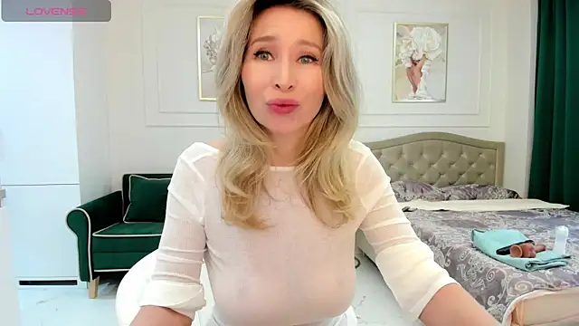 Jolie Ozolla online show from October 10, 2025, 8:26 am