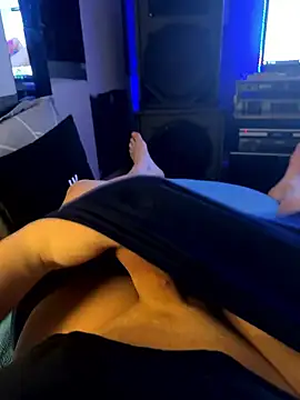 Snapshot of MatthewEmme chatting on January 8, 2026, 11:33 pm MatthewEmme online show from January 8, 2026, 11:33 pm