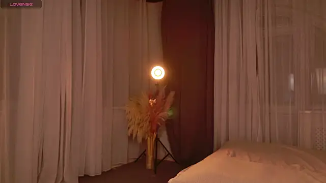 Snapshot of EmiliaDreams chatting on November 6, 2025, 4:33 pm EmiliaDreams online show from November 6, 2025, 4:33 pm