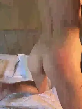 Snapshot of Valentcouple chatting on October 16, 2025, 5:32 pm Valentcouple online show from October 16, 2025, 5:32 pm