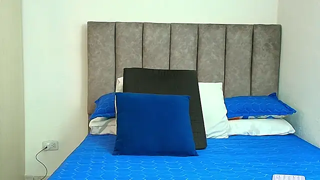 karina lewis  online show from November 13, 2025, 4:05 am