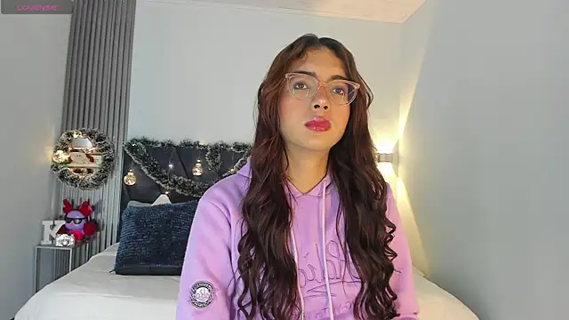 sara saenz99 online show from November 15, 2025, 7:07 pm