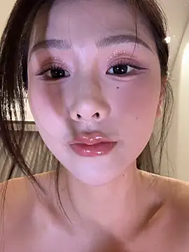 Momoever123456 online show from April 8, 2026, 3:35 pm