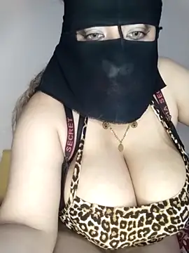 Snapshot of Rihaamm chatting on October 16, 2025, 10:40 pm Rihaamm online show from October 16, 2025, 10:40 pm