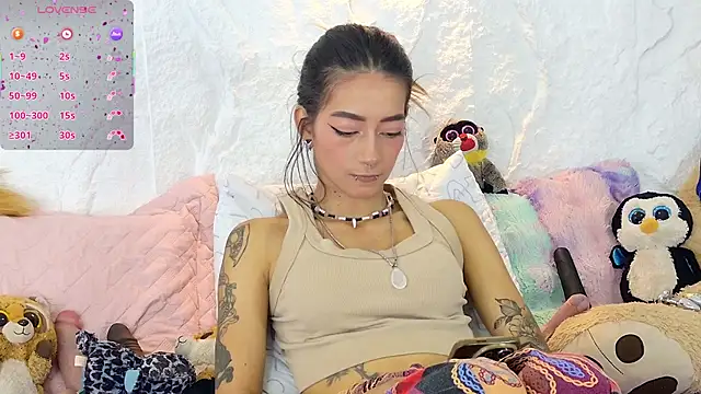 zorravioletta1 online show from October 13, 2025, 1:23 pm