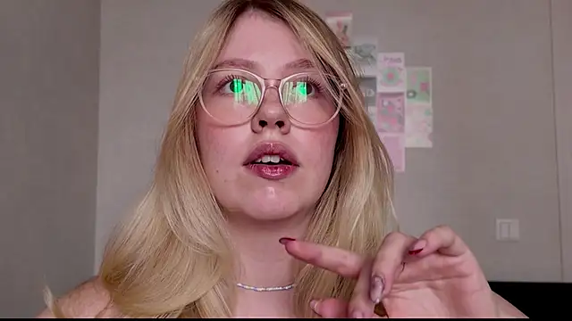 Snapshot of HoneyAudrey chatting on November 4, 2025, 3:21 am HoneyAudrey online show from November 4, 2025, 3:21 am