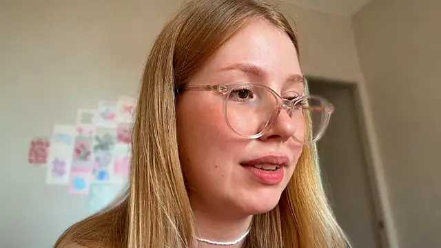 Snapshot of HoneyAudrey chatting on June 26, 2026, 2:28 am HoneyAudrey online show from June 26, 2026, 2:28 am