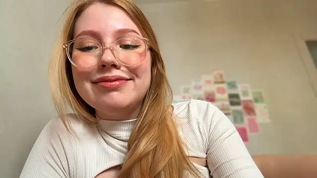 HoneyAudrey online show from April 21, 2026, 2:25 am