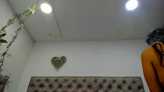 Hannah Miller   online show from November 1, 2025, 5:18 pm