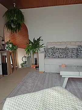 Karen San Miguel online show from April 15, 2026, 9:04 pm