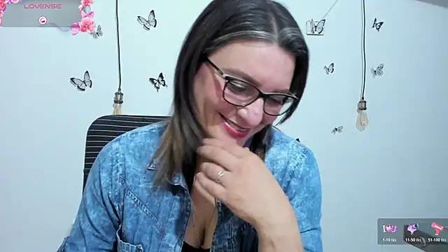 Amie Adams82  online show from December 3, 2025, 3:44 pm