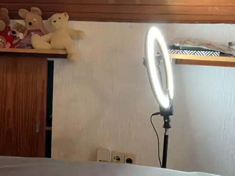 JeSuisUnTapin online show from October 18, 2025, 12:45 am