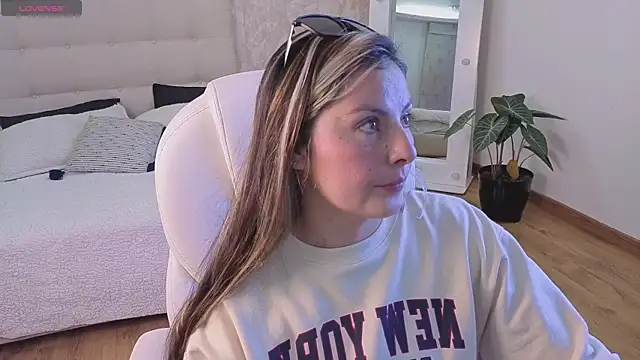 brandy sweet  online show from September 27, 2025, 3:40 pm