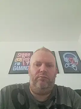 ShyBoy1982 online show from November 6, 2025, 1:15 pm