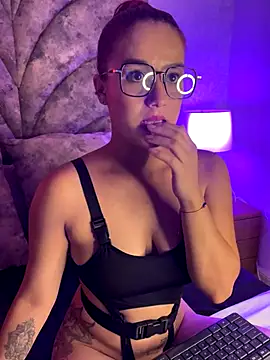 Snapshot of Ari_Baker chatting on September 13, 2025, 7:14 pm Ari Baker online show from September 13, 2025, 7:14 pm