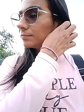 Leslly  online show from April 22, 2026, 1:18 pm