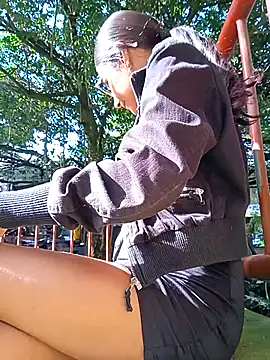 Leslly  online show from April 23, 2026, 1:24 pm