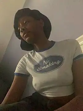 Snapshot of Bluesaphireee chatting on March 17, 2025, 12:42 am Bluesaphireee online show from March 17, 2025, 12:42 am